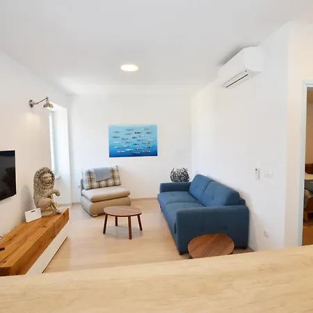 Leone Sea View Apartment *