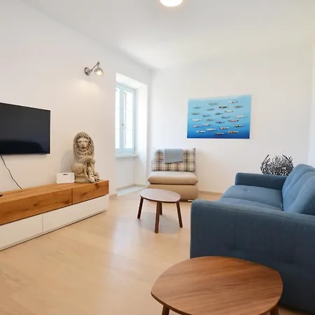 Leone Sea View Apartment *